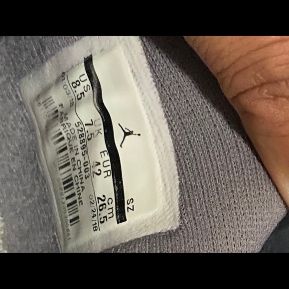 2 pairs of Retro Jordans and nearly new air max’s - Picture 4 of 5